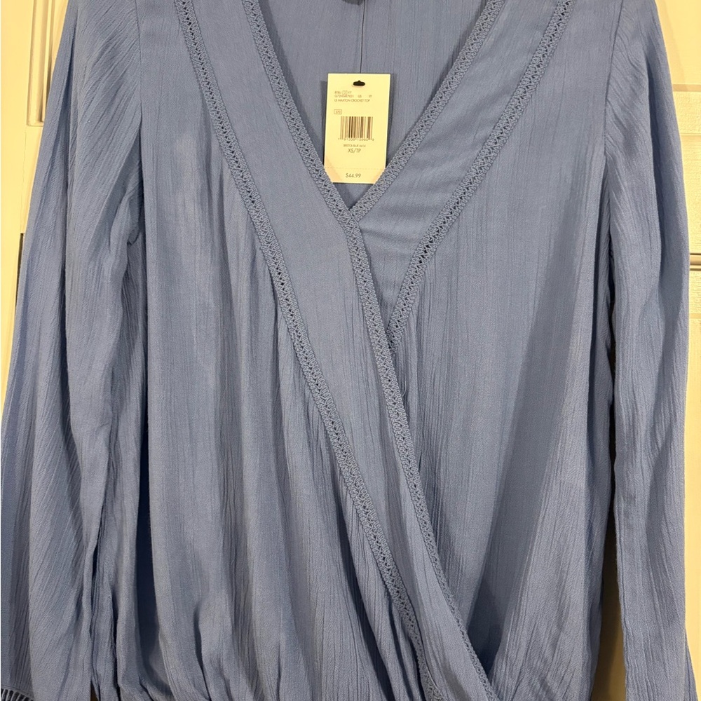 NEW Guess XS Blue Surplice Lace Trim Long Sleeve V Neck Blouse - Picture 3 of 6
